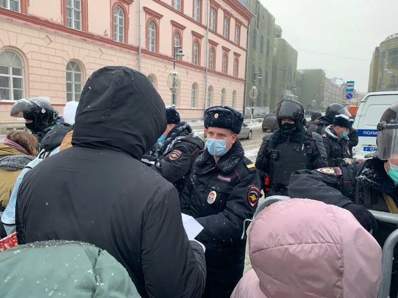 Усиление в москве сегодня. Аресты в Москве центр перекрыт. Москва митинг священников. Космонавты в Москве на митинге. Что происходит в центре Москвы сейчас почему перекрыт весь центр.