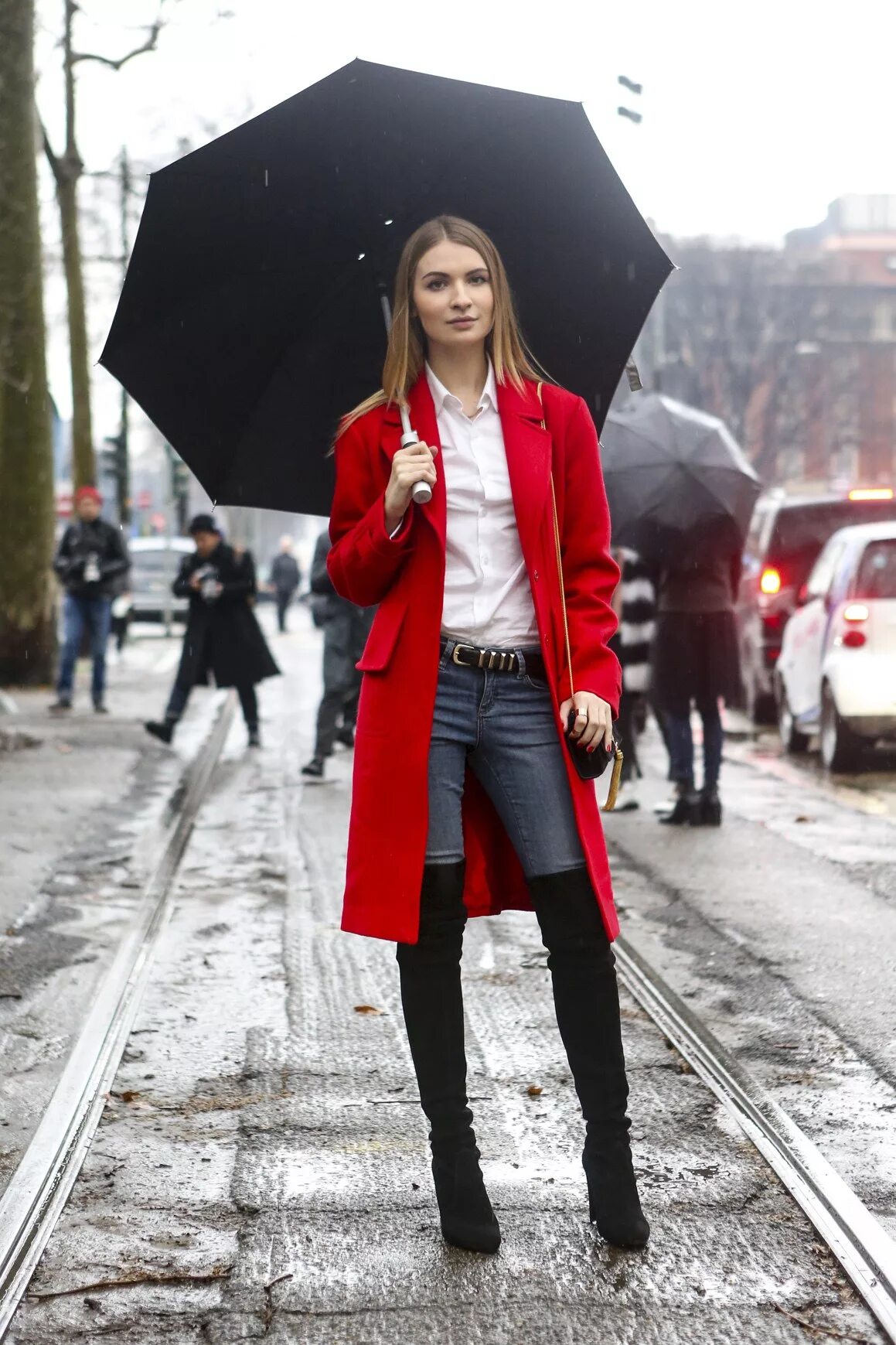 Пальто с ботфортами. Ботфорты с пальто. Красное пальто и ботфорты. Красное пальто с ботфортами.