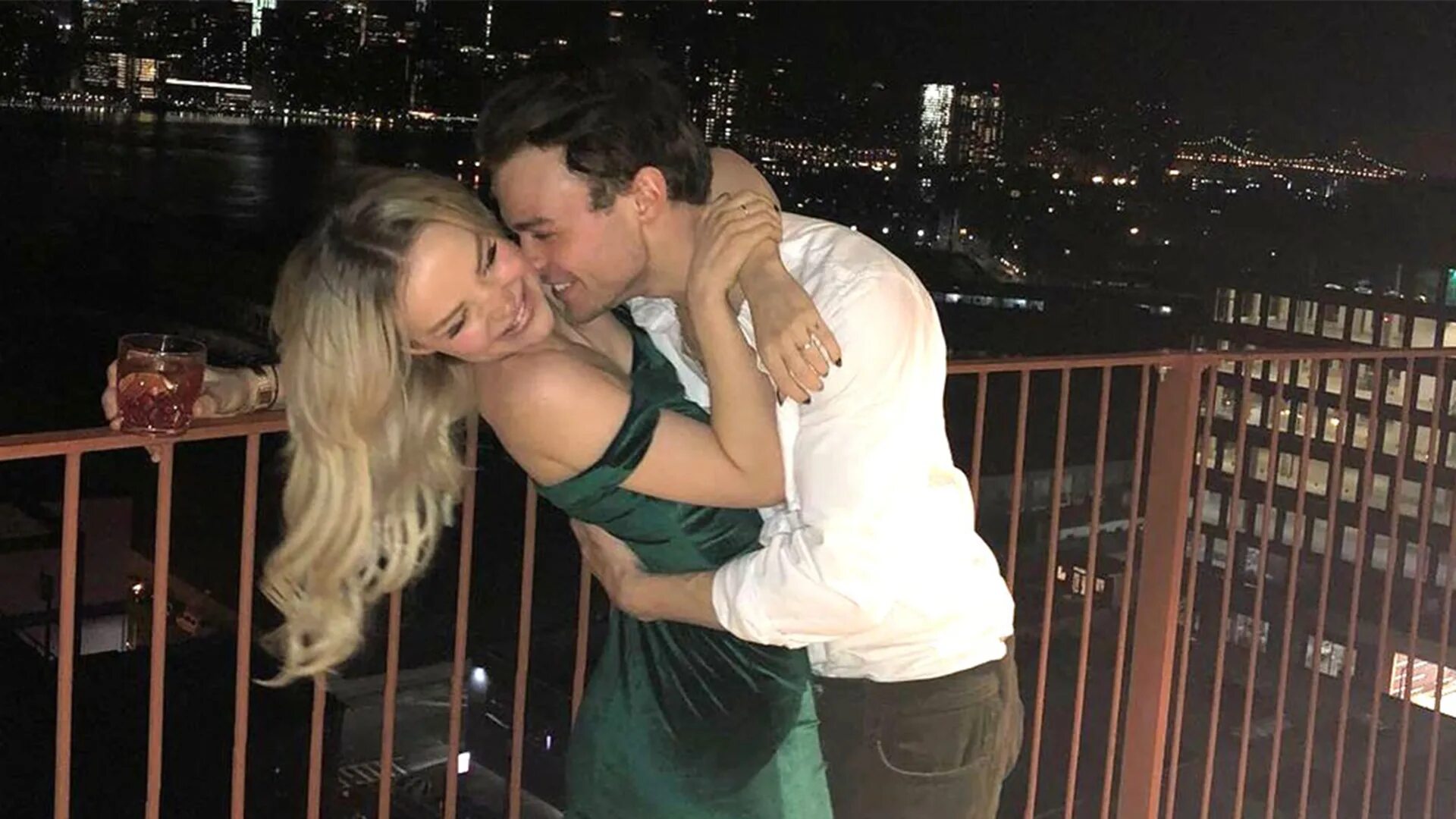 Робин райт форест гамп. Крик поцелуй. Даа камерон и томас доэрти. Jennifer and thomas have known each other. Jennifer and thomas have known each other.