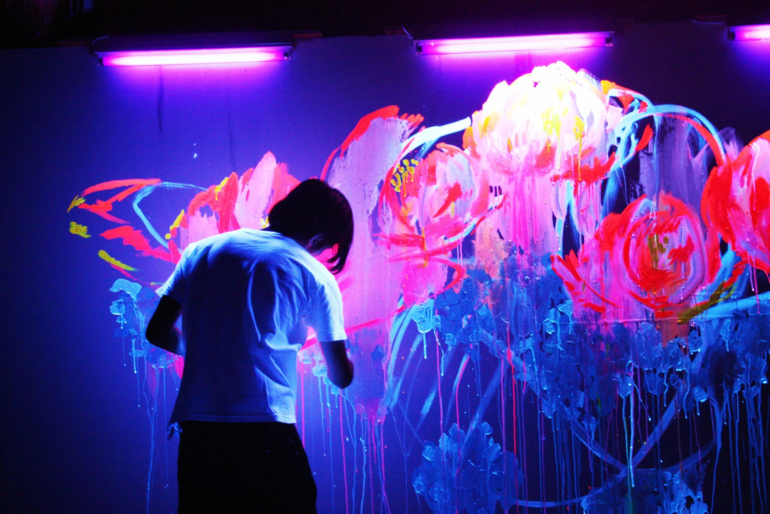 Изображать светиться. Флуоресцентная краска. Неоновая краска для стен. Светящиеся краски. Ультрафиолетовая краска для стен.