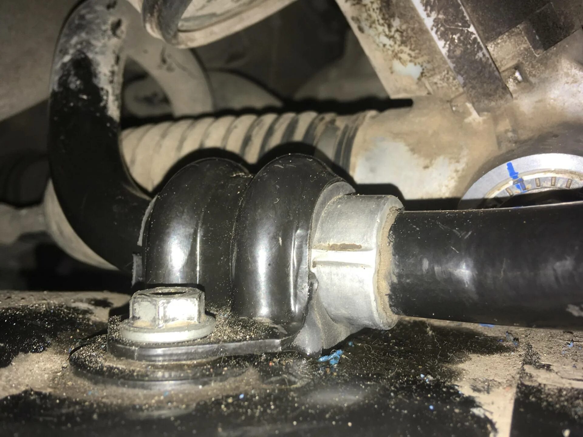 Втулка стабилизатора переднего веста. Втулки стабилизатора поперечной устойчивости лада веста. Стабилизатор поперечной устойчивости веста на стойки. Стабилизатор веста св кросс. Лада веста 2021 передние втулки стабилизатора.