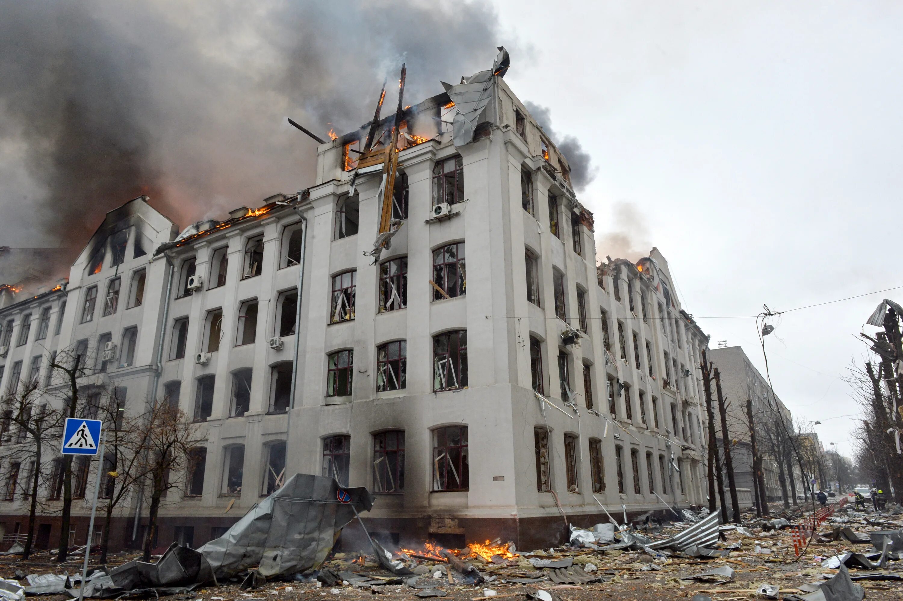 Россия разрушает украину. Военные здания. Разрушенные здания в Украине. Разрушенные здания Украина 2022. Здание обладминистрации Харьков сейчас.