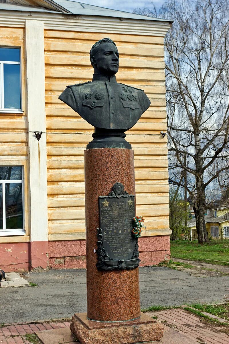 Памятники героям вологды. Площадь революции вологда. Зуб вологда памятник. Обелиск славы вологжанам героям советского союза, кировский сквер. 60 параллель тотьма.