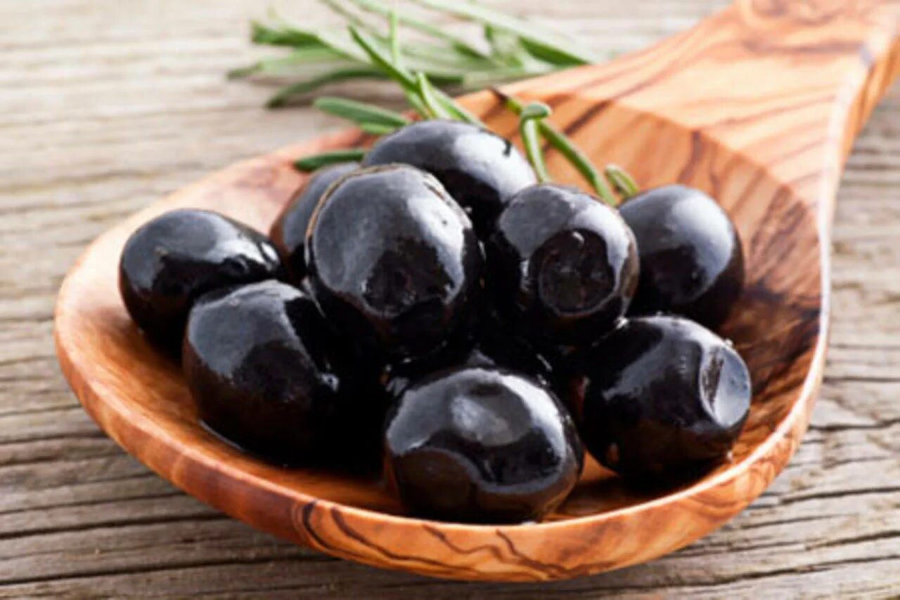 Польза косточек маслин. Оливки и маслины. Маслины черные. Чернветэ оливки. Маслины без косточек.