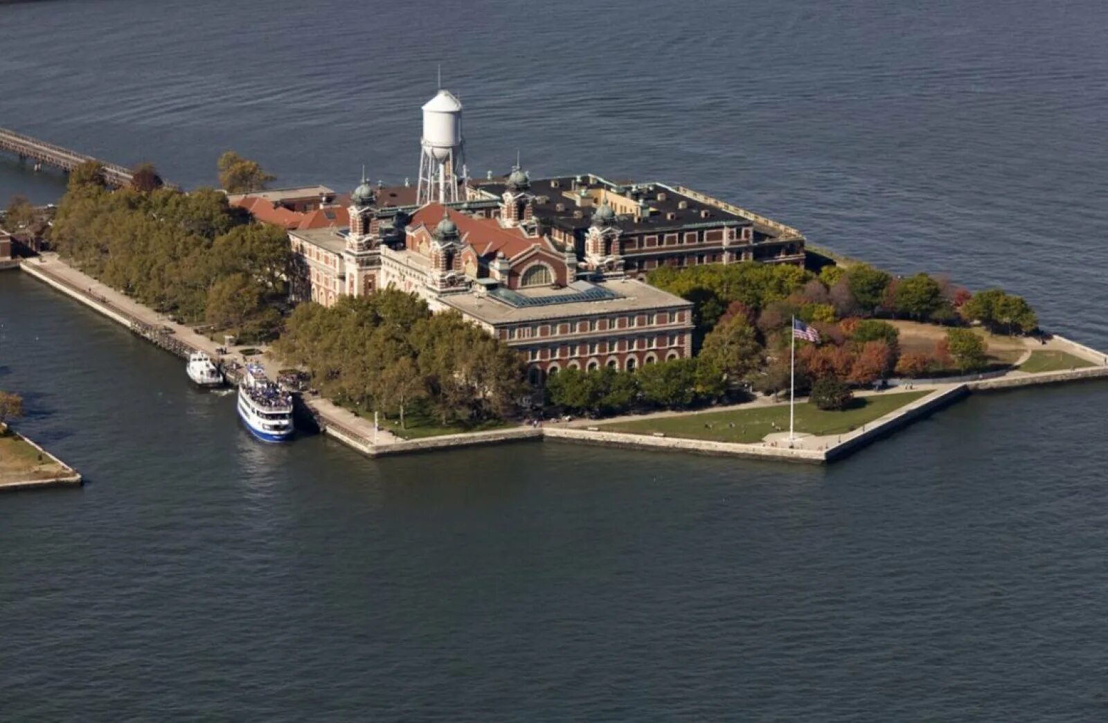 Ellis island. Остров Эллис-Айленд. Эллис в Нью Йорке. Остров Эллис Айленд статуя свободы. Устричный остров Нью-Йорк.