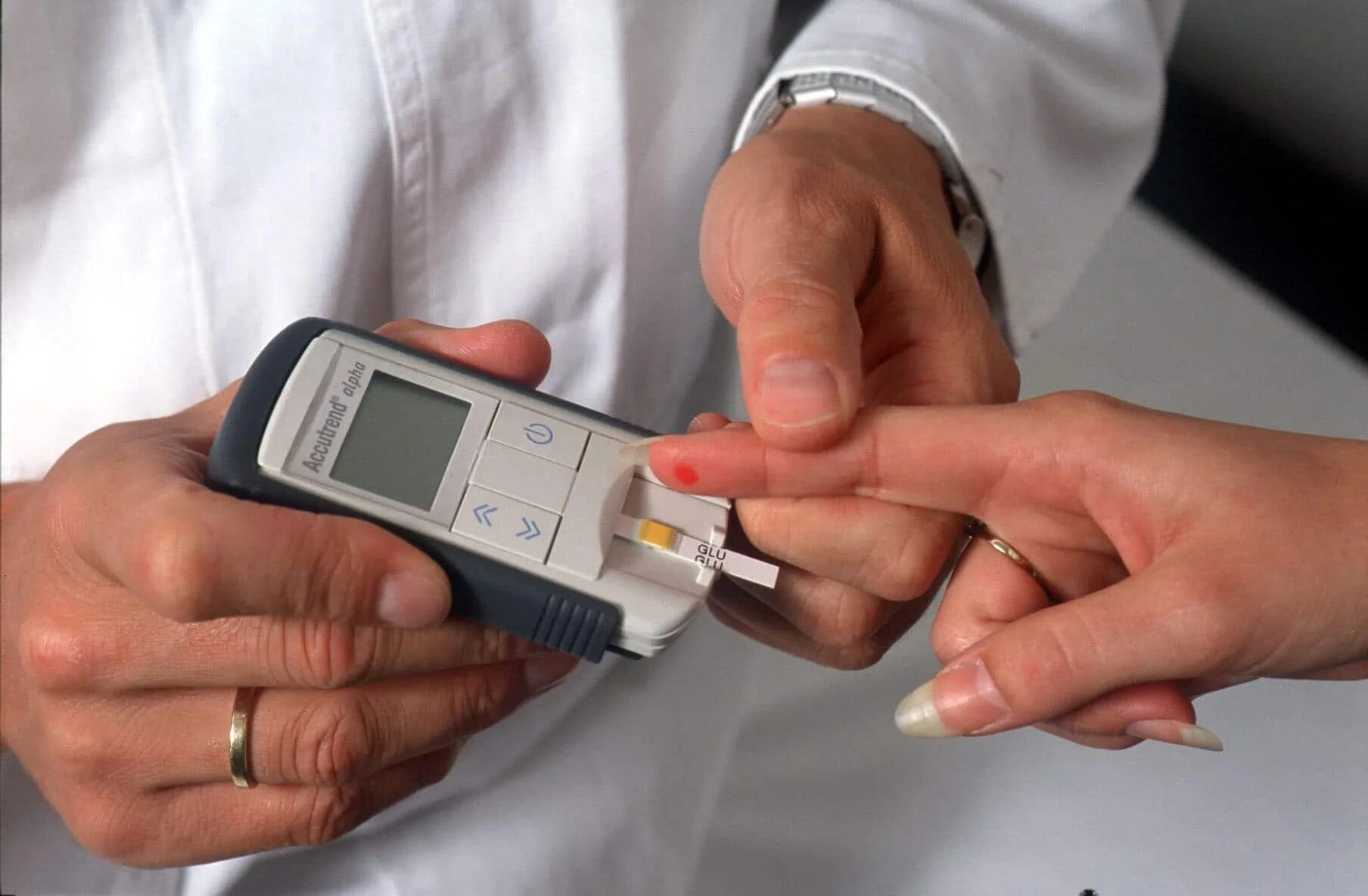 Сахарный диабет. Измерение уровня сахара в крови. Люди больные сахарным диабетом. Измерение сахара в крови глюкометром.