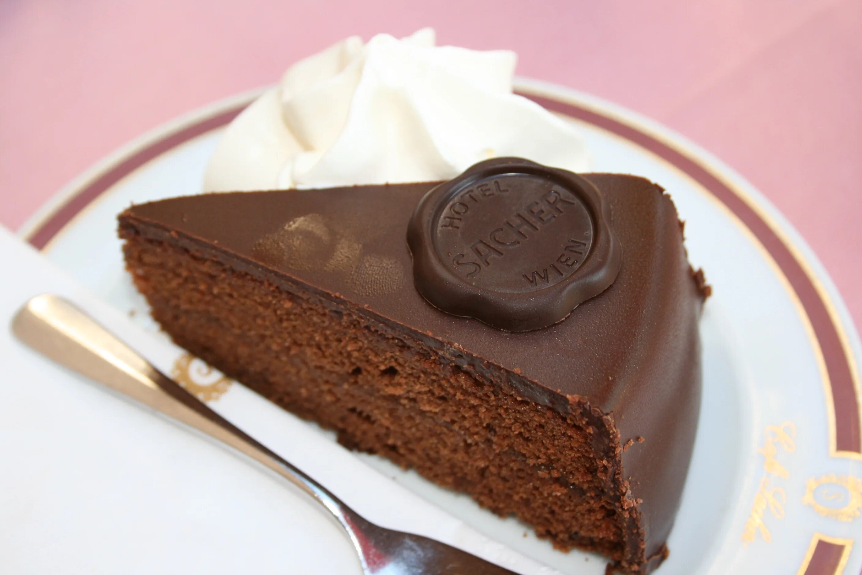 Австрийский шоколадный торт захер. Austrian desserts. Торт захер классический австрийский. Захер отзывы. Австрийский торт захер.