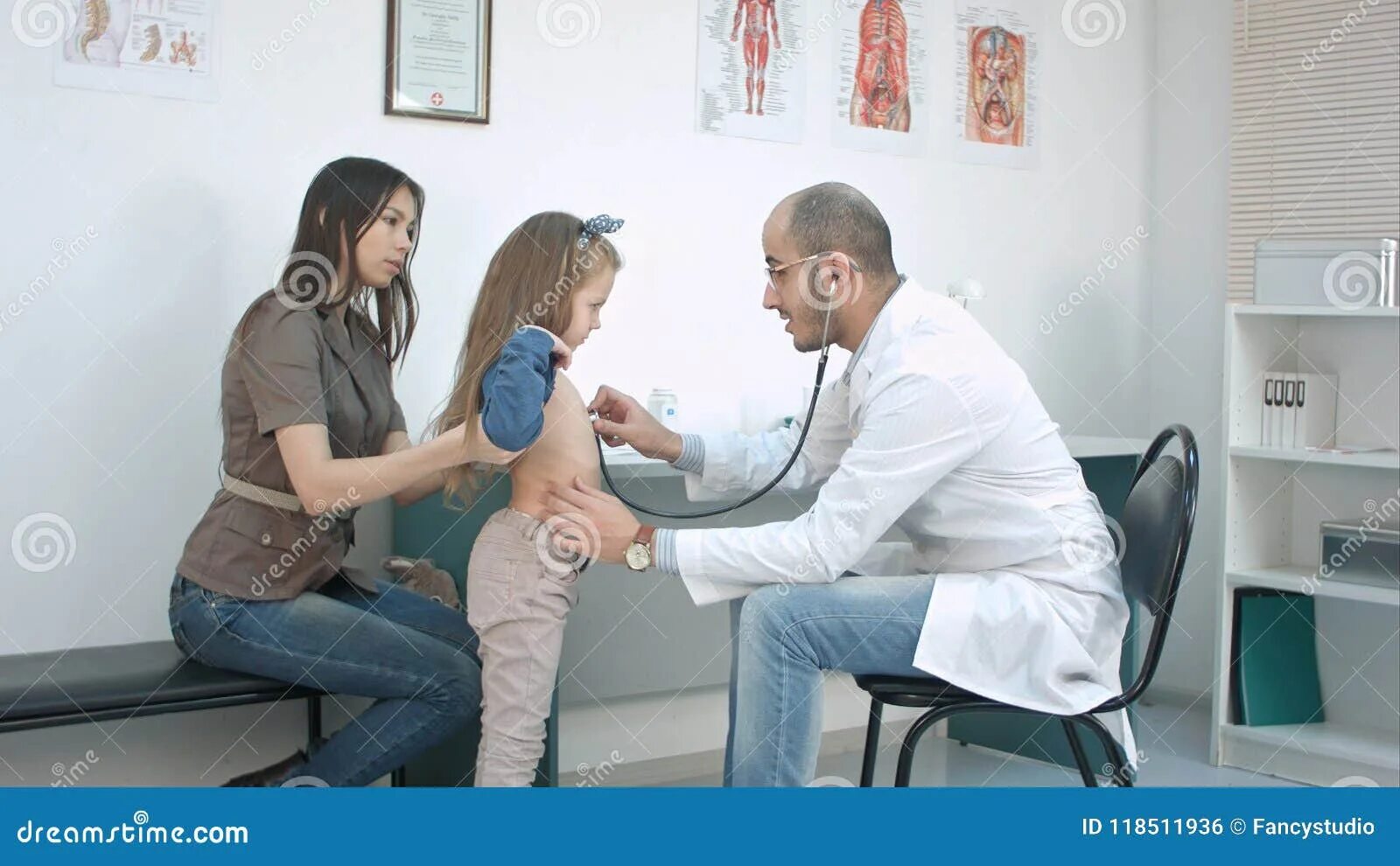 Врач слушает девочку. Доктор слушает сердце. Обследование женщин фонендоскопом. Женщина врач прослушивает стетоскопом. Женщина врач прослушивает стетоскопом.