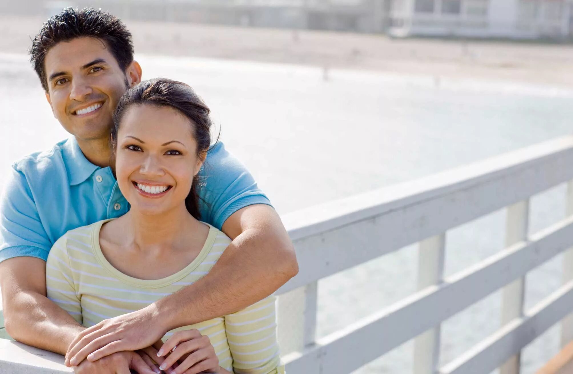 Свадьба с иностранцем. Молодая пара. Любовь иностранцев. Замуж за иностранца. Свадьба с чернокожим.