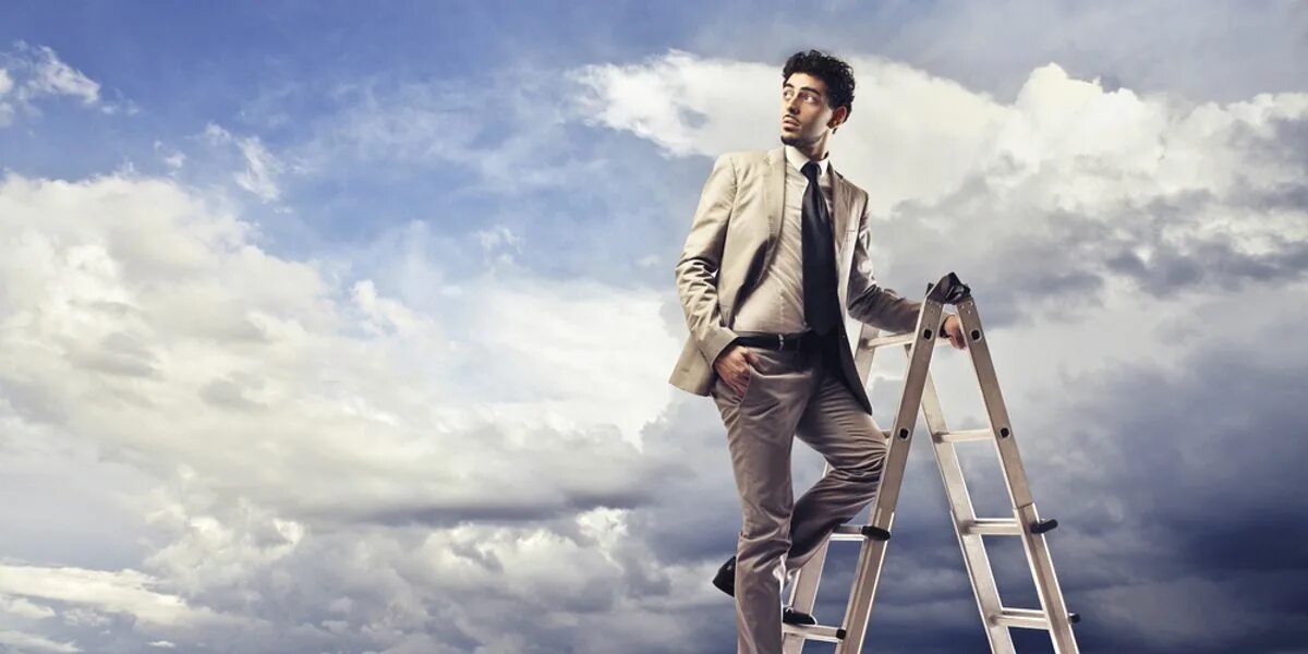 Подняться по деревянной лестнице. Мужчина на стремянке. Человек на стремянке вид сверху. Career Ladder. Фото со стремянкой позы.