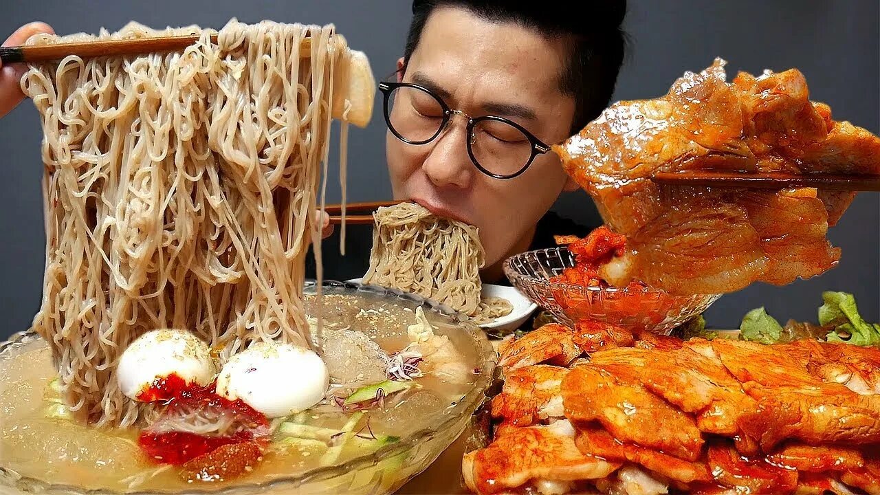 Мукбанг корея новые. MUKBANG/МУКБАНГ. Рамен МУКБАНГ. МУК Бано. МУКБАНГ китайская еда.