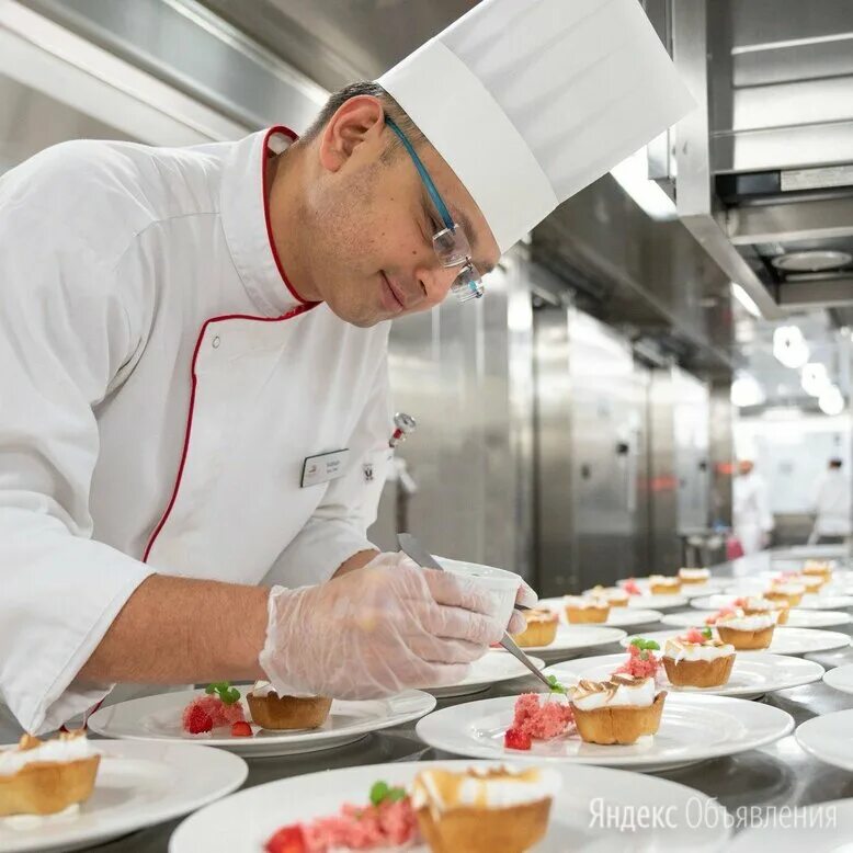 повар мес. требуется повар. повара с проживанием работа вакансии. повар фото. повар в отеле.