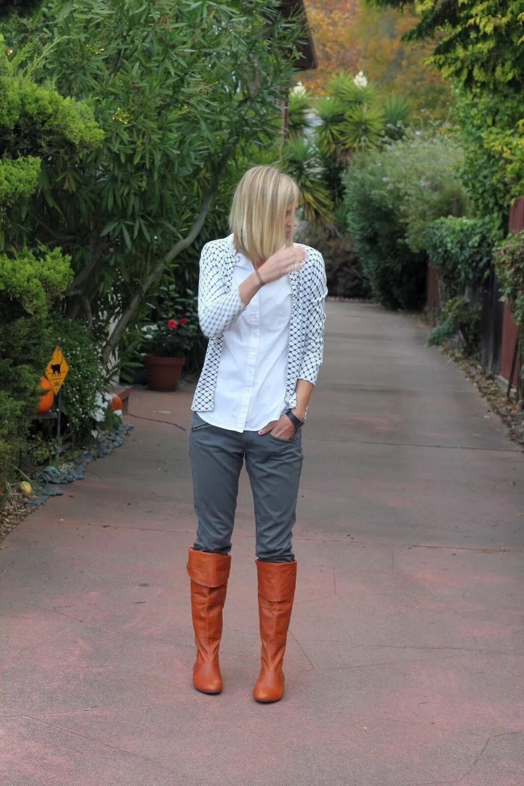 луки с рыжими сапогами. образы с рыжими ботинками. рыжие сапоги с пальто. лук с рыжими ботинками. образ с рыжими сапогами.