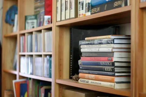 Лежащая книга на полке прочитана