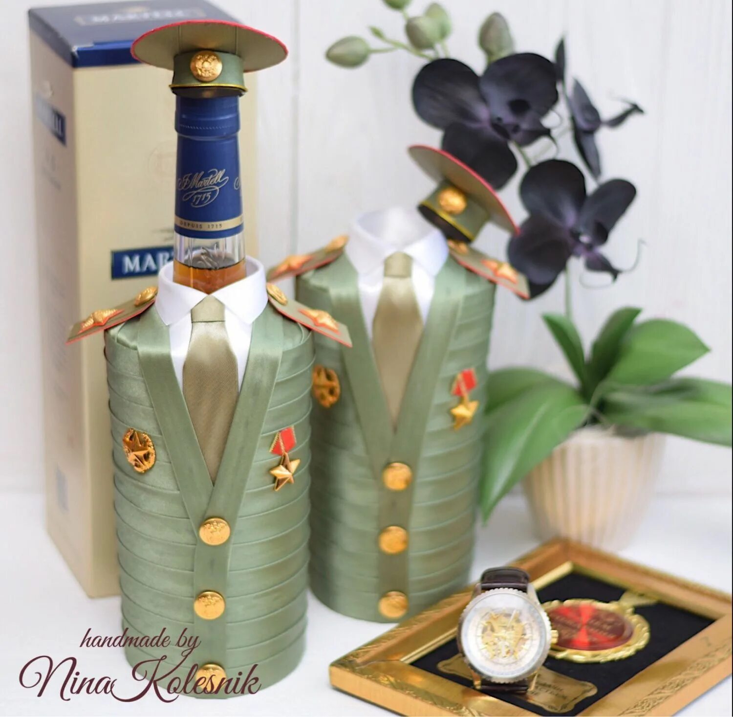 Как красиво упаковать бутылку в подарок. Мужские подарки на 23 февраля. Упаковка бутылки на 23 февраля. Украшение бутылки на 23 февраля. Украшение бутылки для мужчины.