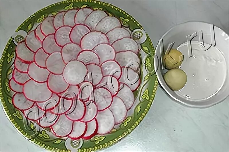 Ресторан редис. Чешуи блюдо. чешуя из редиса.