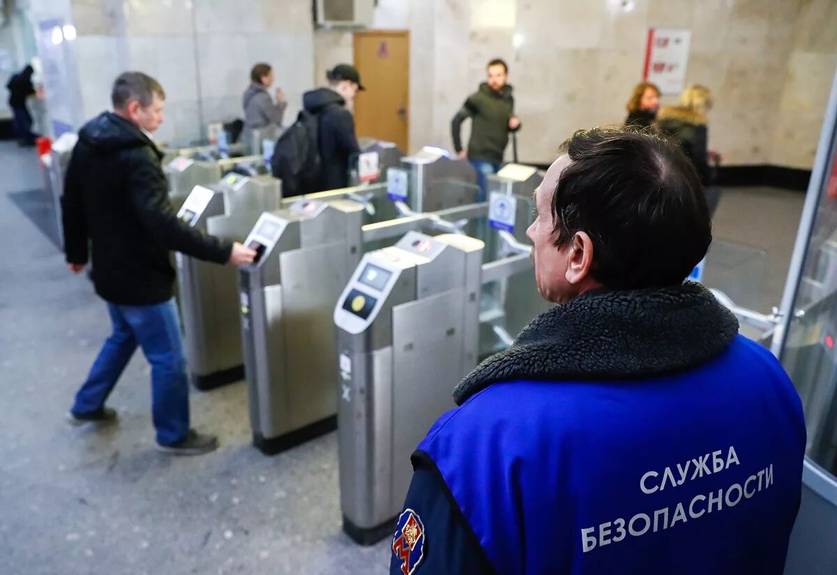 Безопасность московского метрополитена. Служба безопасности метрополитена. Служба безопасности Московского метрополитена. Досмотр службы безопасности метро\. Досмотр в метро.