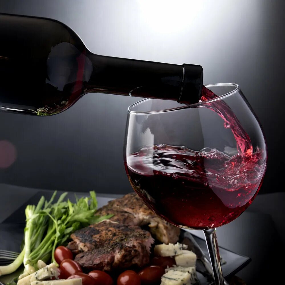 Красное вино. Красное вино в бокале. Вино и мясо. Стейк с красным вином. Бокал полусладкого вина