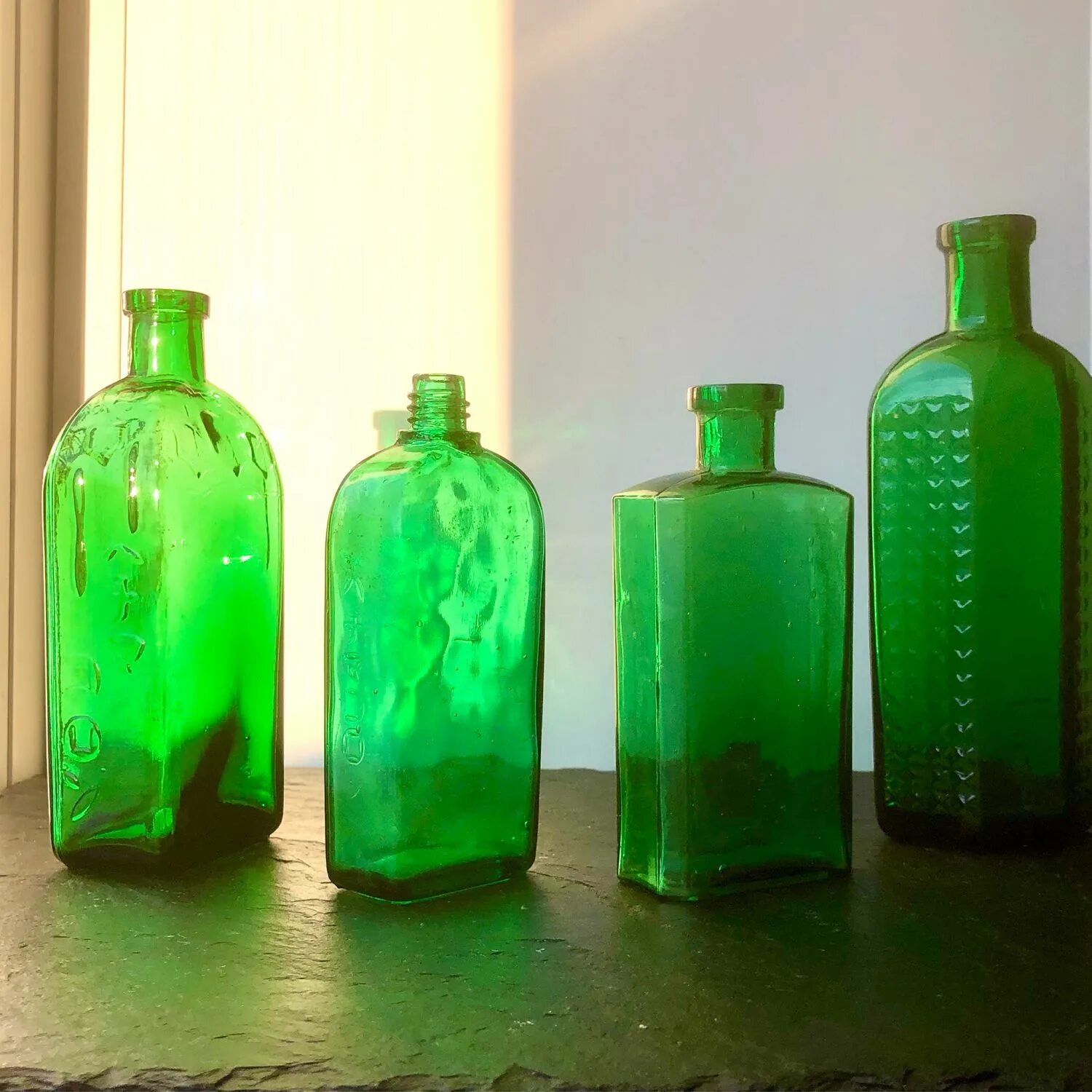 Старинные бутылки из стекла. В бутылке зеленый. Бутылка старинная зеленое стекло. 5 Зеленых бутылок. Зеленые бутылки купить