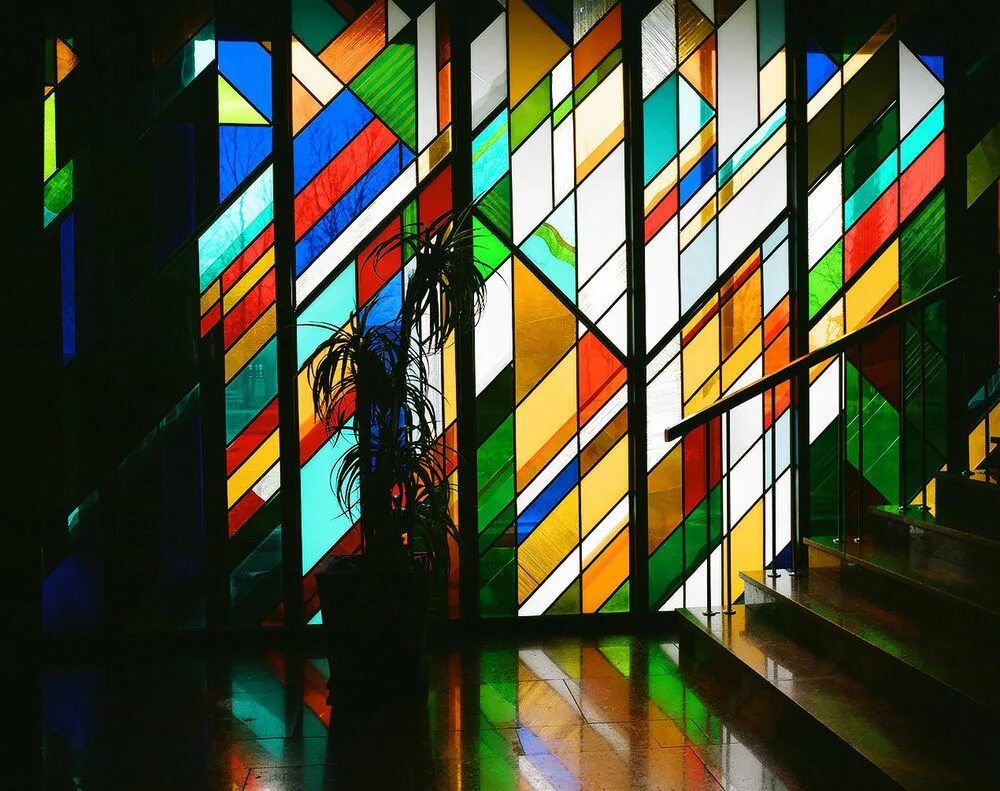 Современный витраж. Окно из разноцветных стекол. Окна с цветными стеклами. Цветные витражи. Витражные окна.