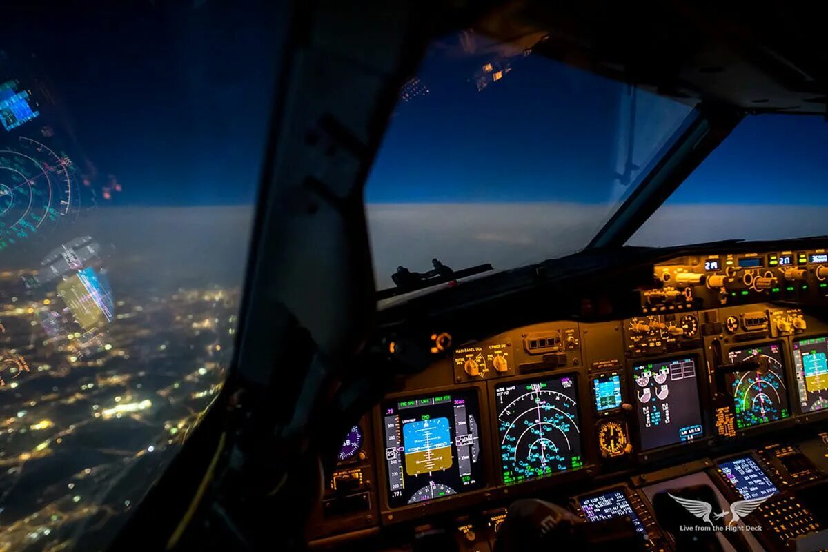 C5 galaxy самолет. Пассажирские кресла в самолете. Lockheed c-5 galaxy. Путешествие на самолете спать. Эмми россум в фильме послезавтра.