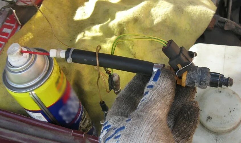 Проверка форсунок ваз своими руками. Проверить форсунку мультиметром ваз 2110. Как проверить форсунки автомобиля. Промывка инжектора ваз 2109. Форсунка 2114 инжектор.