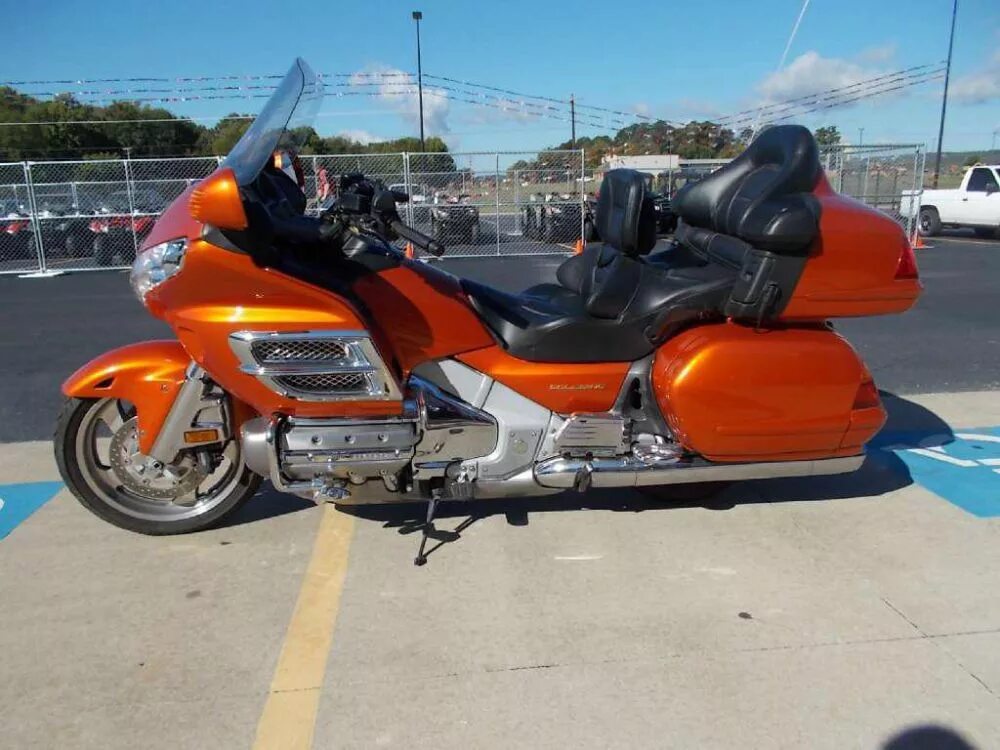 Золотые крылья 2. Honda Gold Wing 2002. Honda Gold Wing. Хонда Голд 97. Хонда Голд 250.