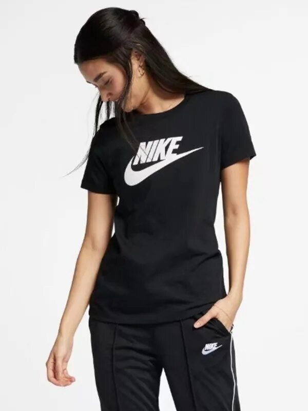 Спортивные nike женские. Nike Essential Sportswear t-Shirt. Nike w NSW. Футболка найк женская черная 2021. Найк 2022 одежда.