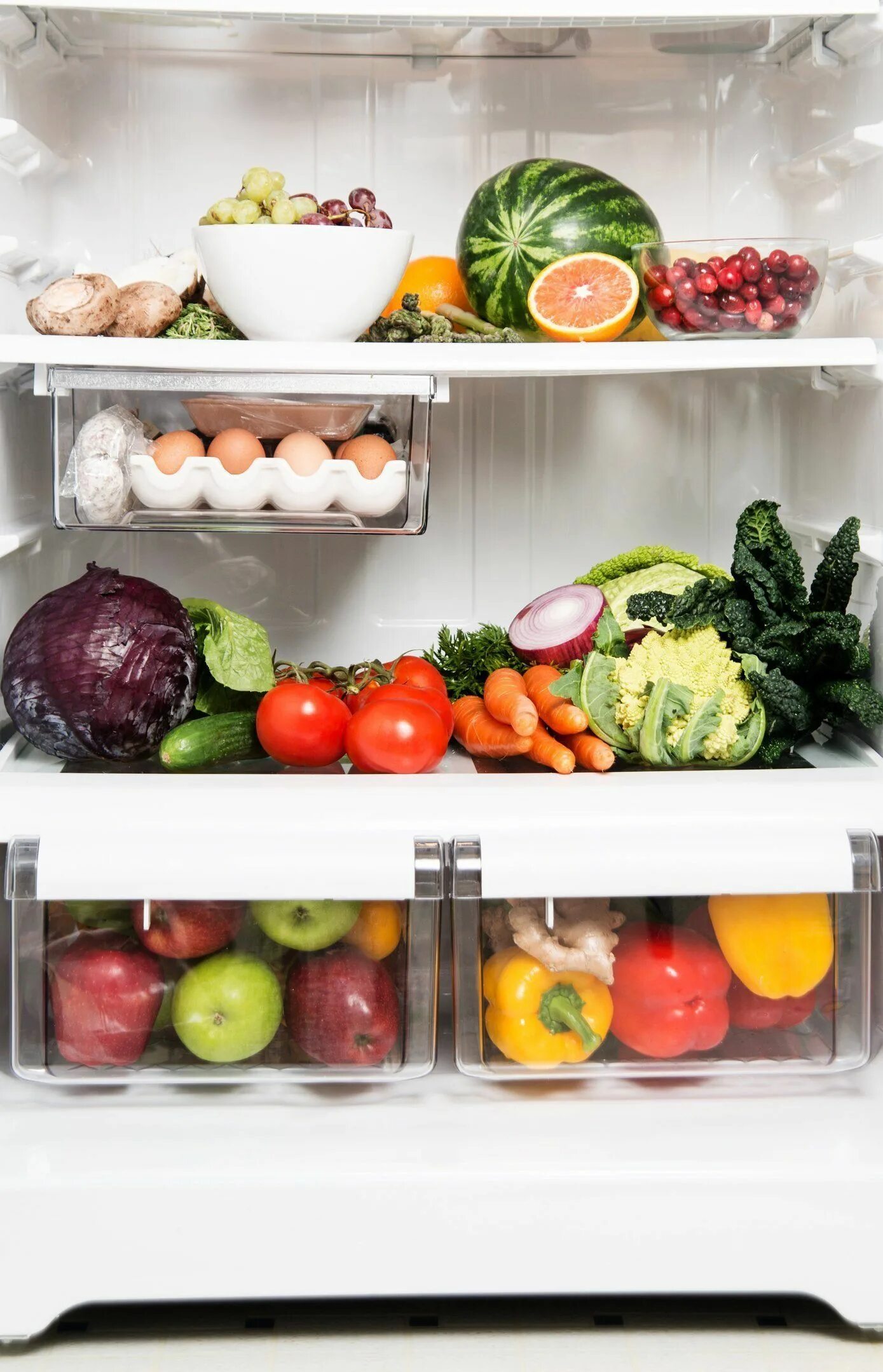 Рецепт из продуктов которые есть в холодильнике. Проддуктыв холодильнике. холодильник с продуктами. хранение продуктов. полный холодильник продуктов.