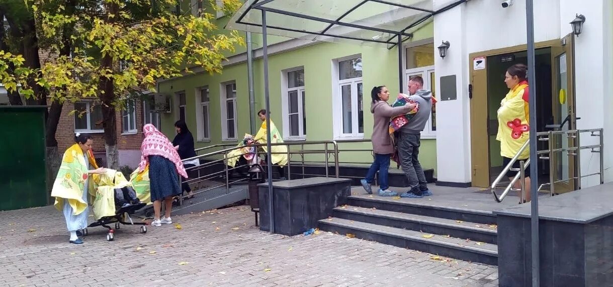 эвакуация в доу. указатель эвакуационного выхода. обучение эвакуации. учебная тревога в школе. эвакуация школьников из здания школы.