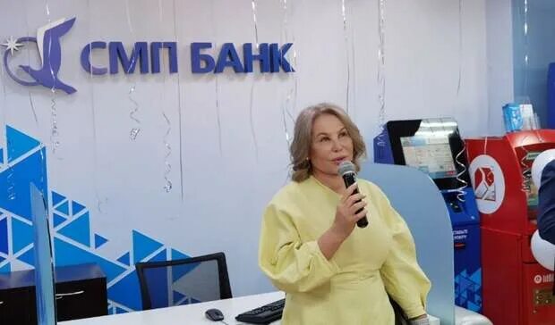 Родители открыли марине банковскую. Банк открытие петрозаводск. Банк открытие. Сотрудники банка открытие. Руководитель банка открытие.