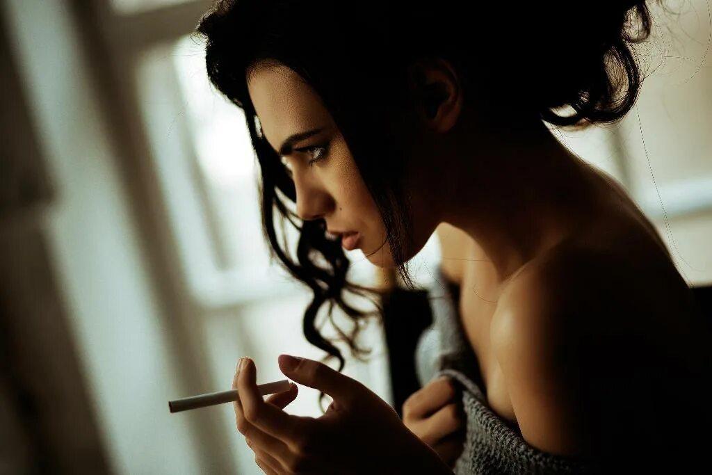 красивая женщина на свидании. она смотрит она дает. мужчина оборачивается на девушку. девушка и мужчина. она смотрит она дает.