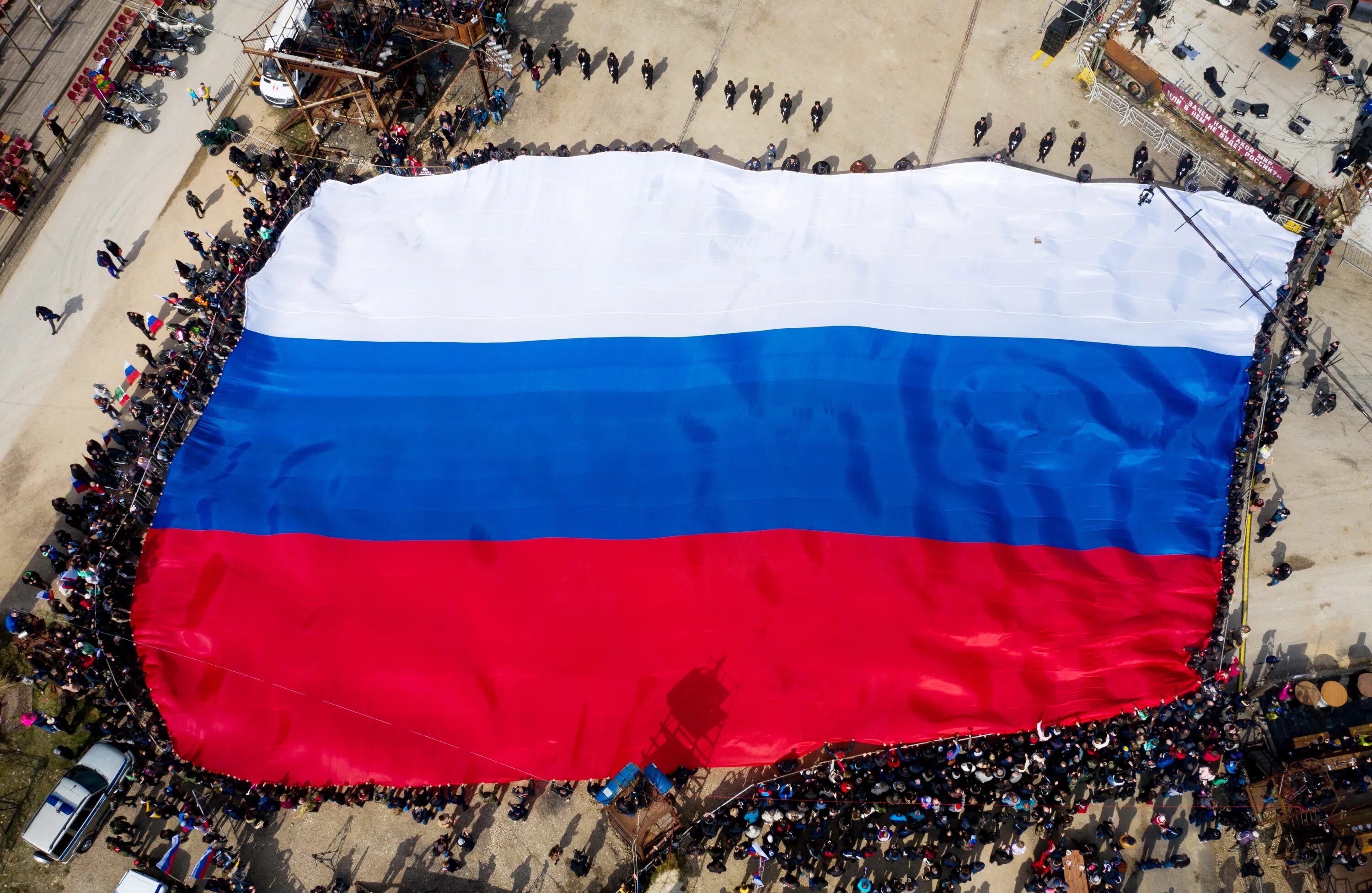 Самый лучший флаг. Флаг российский. красивый российский флаг. триколор флаг. российский флаг фото.