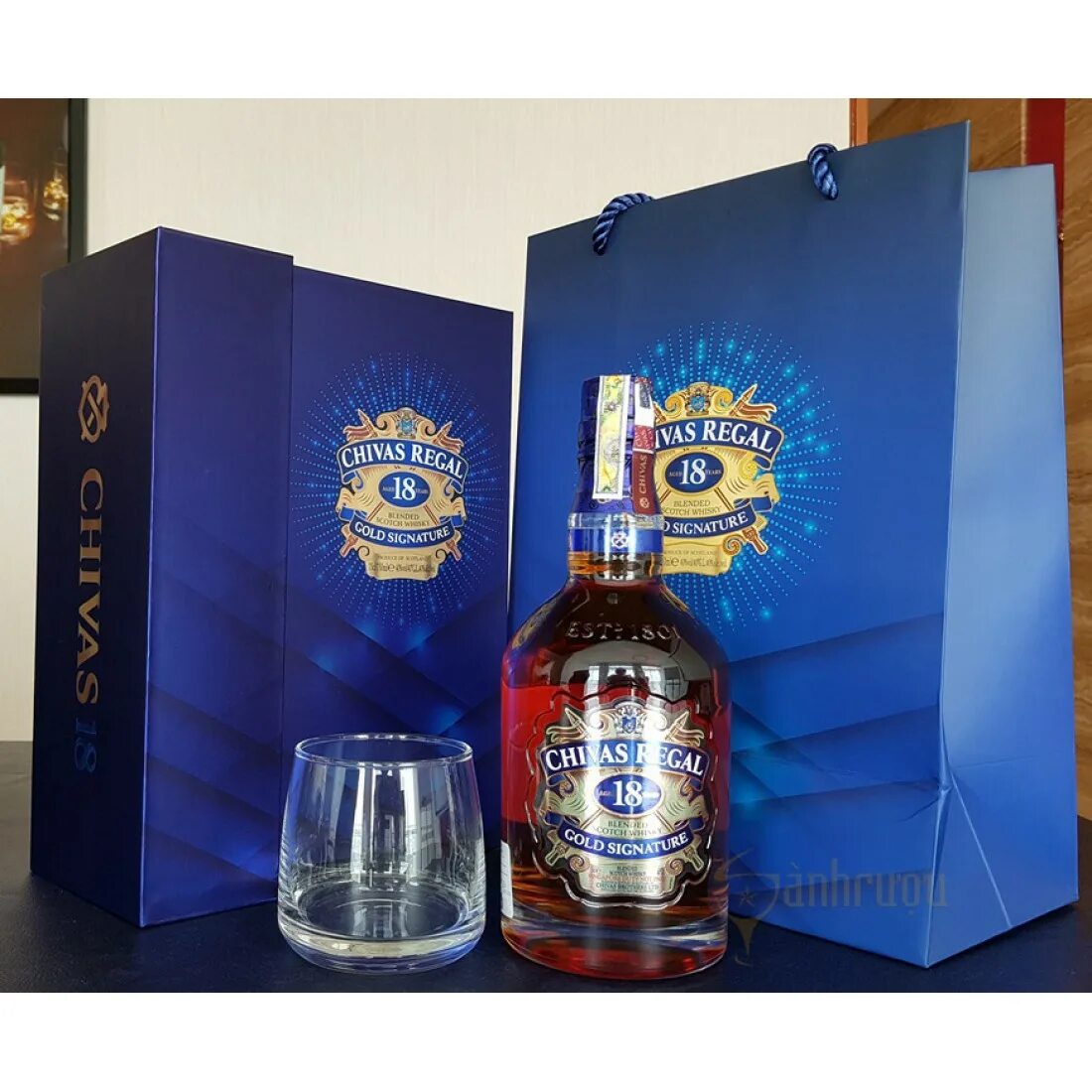 Что такое чивас. Chivas regal 18 gold. чивас в железной коробке. подарочный бокс с чивас. чивас 18 лет подарочный.