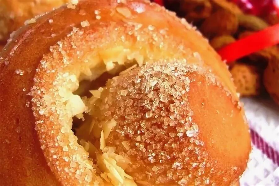 Булочки с курагой. Печенье на миндальной муке. Булочка с миндальным кремом лимак. Булочка миндальное кольцо 60г. Булочки розочки.