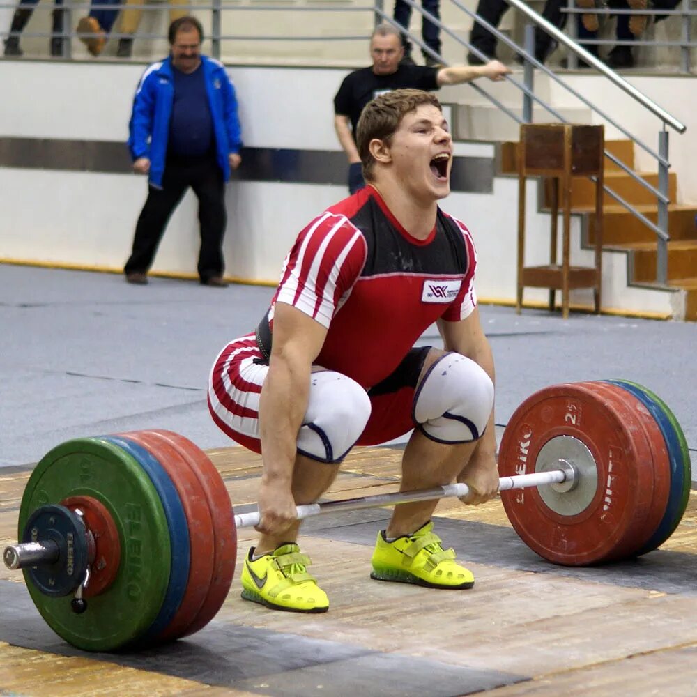 Спортсмены на соревнованиях по тяжелой. Тяжелые атлеты.