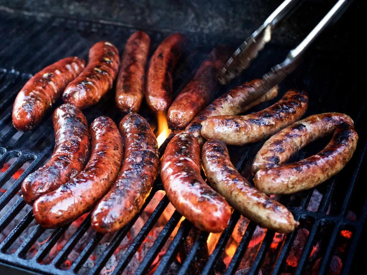 Колбаски купаты в духовке. Сколько жарить колбаски. Сколько жарить колбаски. Жареные колбаски. Жареные сардельки.