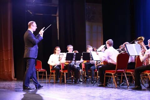 Оркестр играет детям