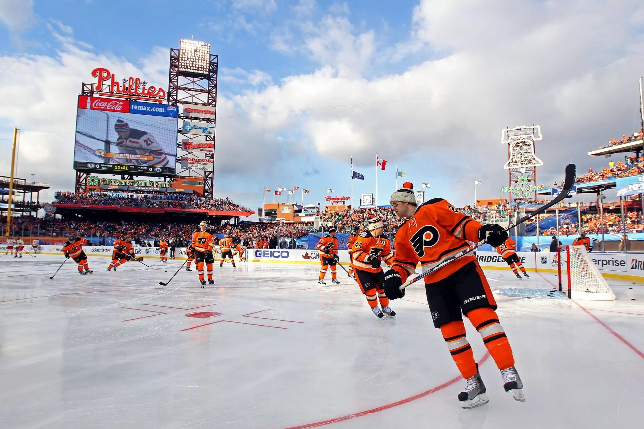 Хоккей с шайбой ска. Филадельфия Флайерз. Филадельфия NHL. Хк Филадельфия Флайерз. Зимняя классика НХЛ Филадельфия 2012.