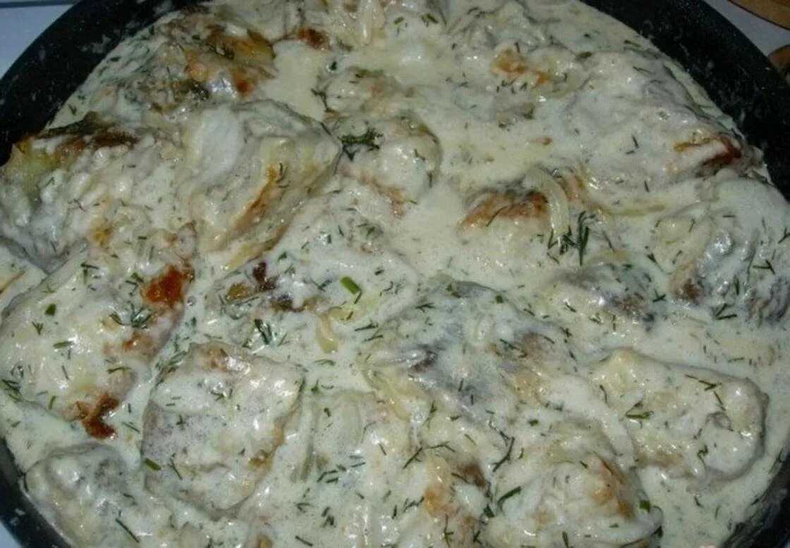 Судак на сковороде с луком и морковью. Рыба на сковородке с луком и морковью. Судак в сметане на сковороде с луком и морковью. Рыба тушеная с луком на сковороде. Тушёный минтай с луком и морковью.