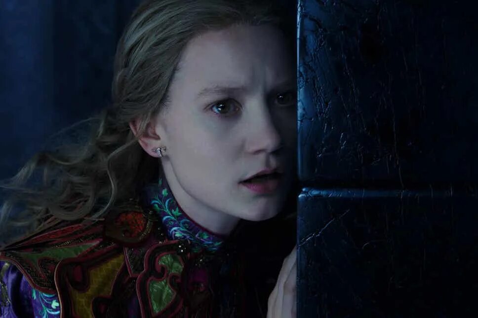 Пробуждающая тьму. Mia Wasikowska 2022. Алиса Кингсли актриса Капитан. Алиса Кингсли танец. Алиса Кингсли танец гирфк.