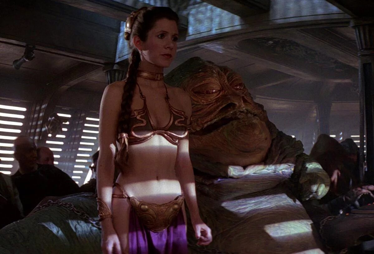 Leia beats back. Видео с леей. Кэрри фишер в золотом бикини. Кэрри фишер. Видео с леей.