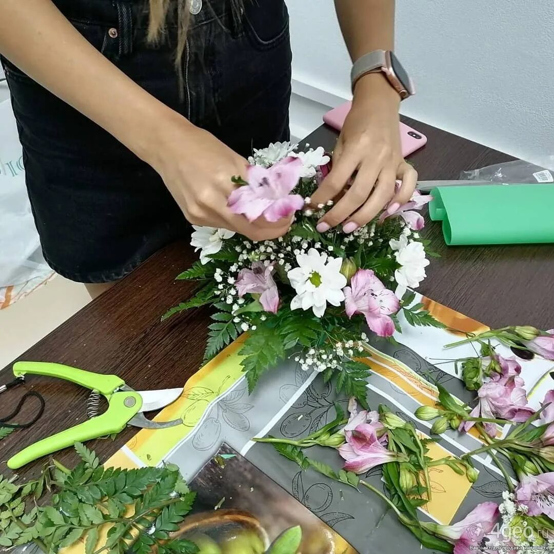 Отучиться на флориста. Флорист в вечернюю смену. Флорист обучение онлайн. Команда флористов. Профессиональные флористические букеты.