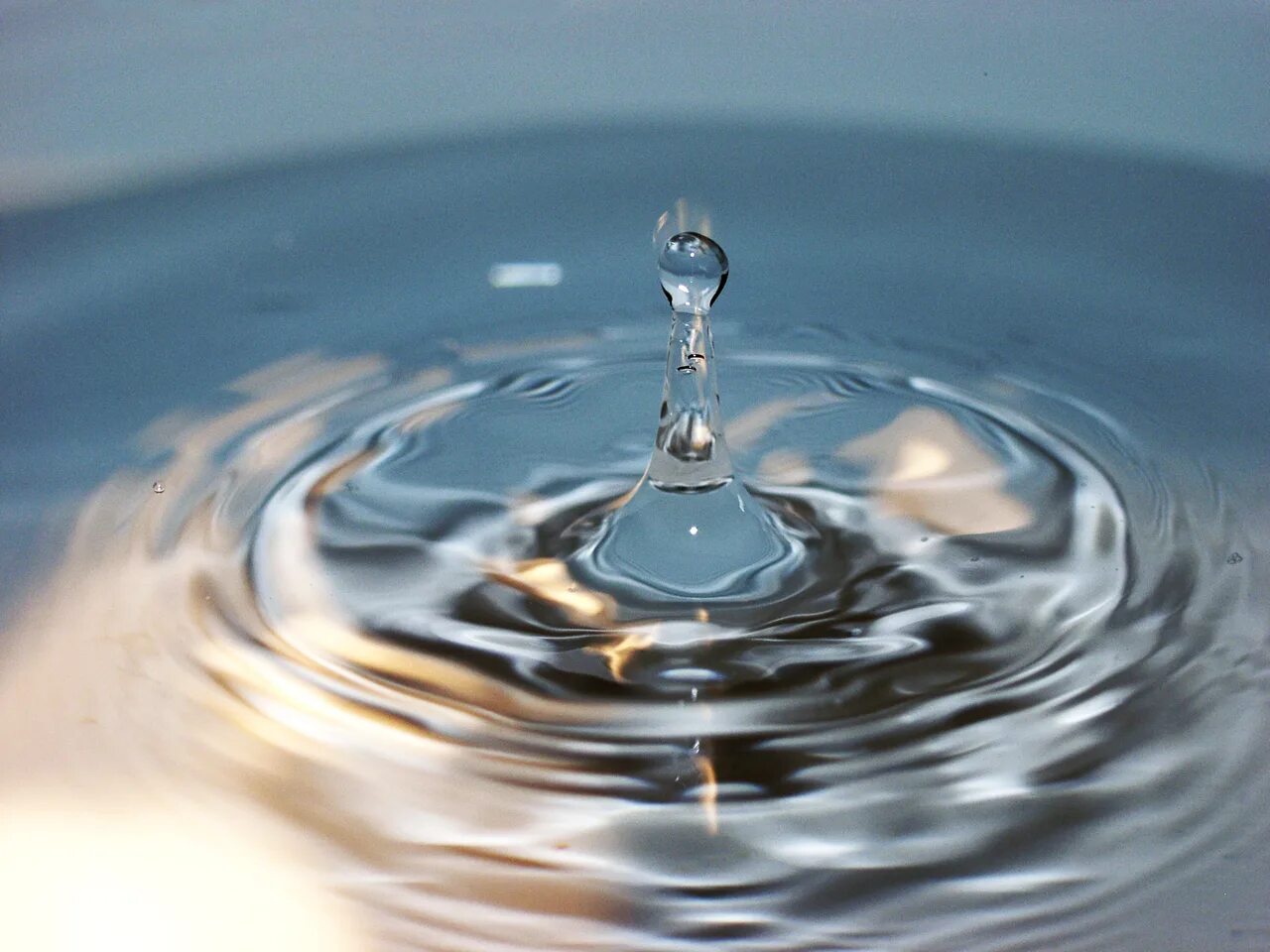 Переслать воду. Капля воды. Чистая вода. Вода картинки. Капля в море.