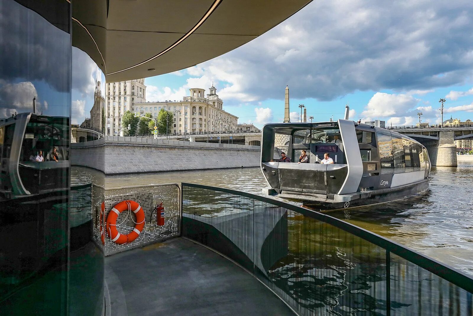 Водные трамвайчики в москве маршруты. Речной трамвайчик в Москве. Новые речные трамвайчики в Москве. Московский Речной трамвайчик. Речной трамвайчик в Санкт-Петербурге.