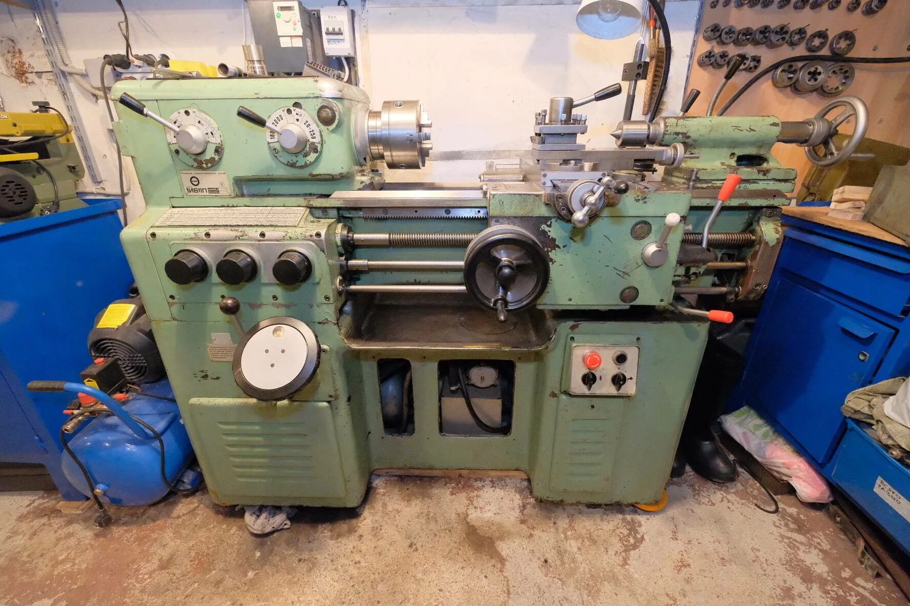 Токарный станок по металлу иж 1и611п. Станок иж 1и611п. Станок токарно-винторезный иж 1и611п. Шпиндель токарного станка 1и611п. Станок токарно-винторезный 1и611пф-1.