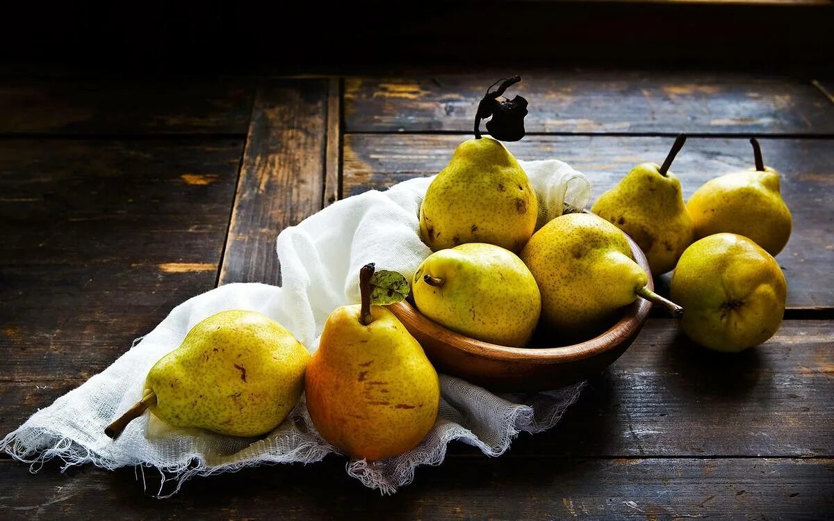 Груша вечером. Натюрморт с айвой. Груша фрукт. Обои на рабочий стол груша. Груша амфора.
