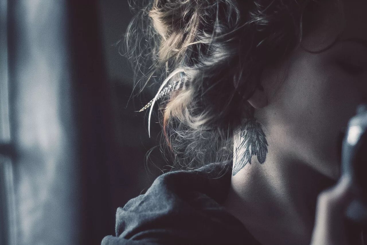 Девушка грустная с зади. Грустная девушка со спины. Девушка со спины грусть. Грустная девушка спины. Девушка отвернулась.