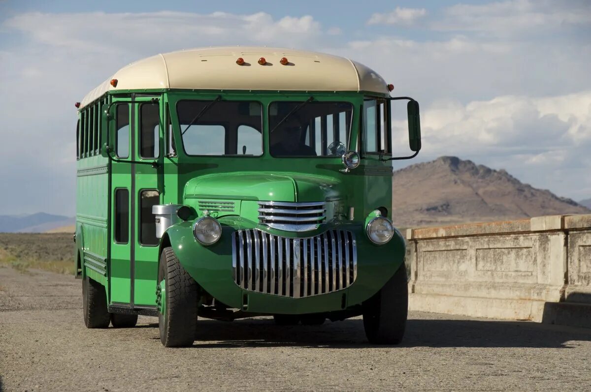 Машины автобусы грузовики. 1946 Chevrolet Bus. Автобус. Американский автобус. Ретро автобус.