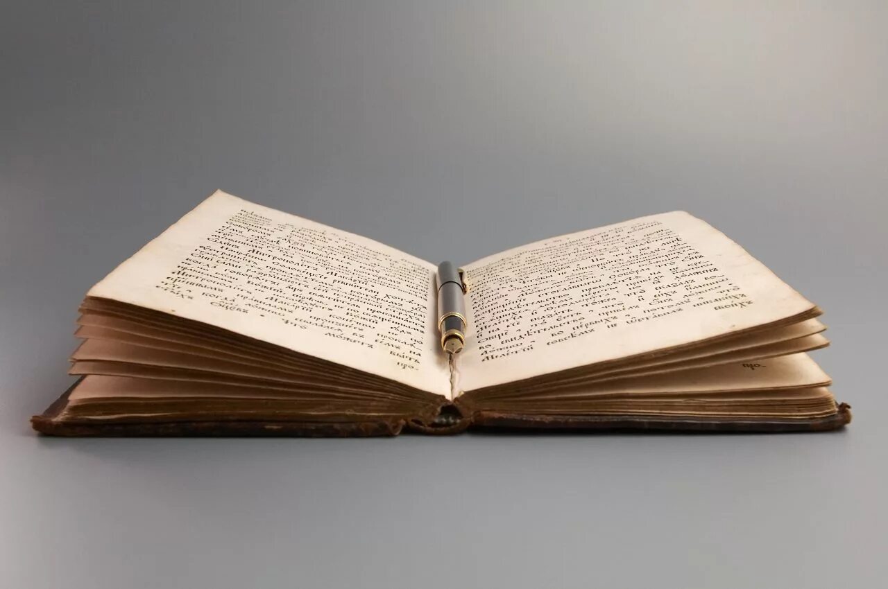 Раскрытая фото. Раскрытая книга. Фотография раскрытой книги. Открытая Старая книга. Раскрытая книга на столе.